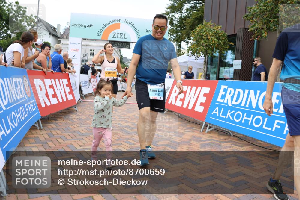 31.08.2025 - 21. Blankeneser Heldenlauf Strokosch-Dieckow http://msf.ph/oto/8700659 31.08.2025 12:50:37 Ziel 5726, 4380, 4379 meine-sportfotos.de