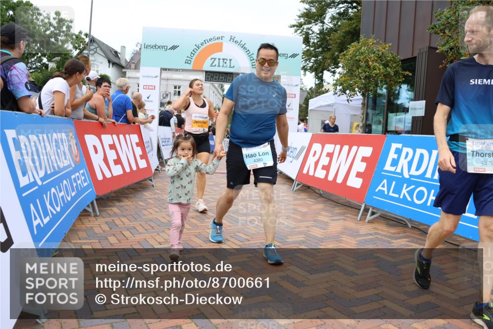 31.08.2025 - 21. Blankeneser Heldenlauf Strokosch-Dieckow http://msf.ph/oto/8700661 31.08.2025 12:50:36 Ziel 5726, 4380, 4379 meine-sportfotos.de