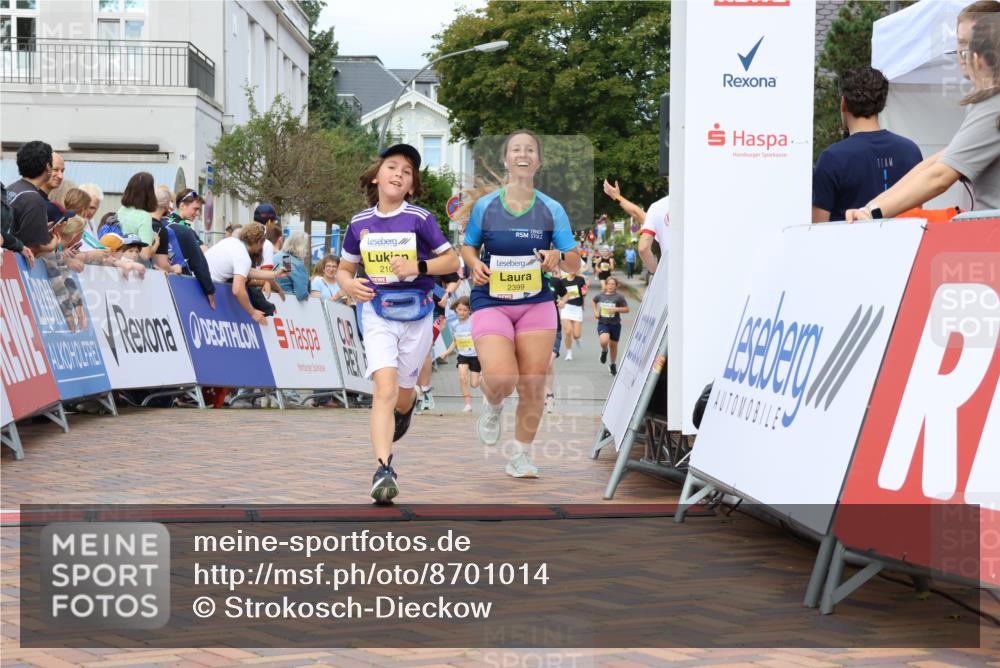31.08.2025 - 21. Blankeneser Heldenlauf Strokosch-Dieckow http://msf.ph/oto/8701014 31.08.2025 10:31:17 Ziel 2437, 2324, 2551, 2121, 2307, 2649, 2647, 2399, 2103 meine-sportfotos.de