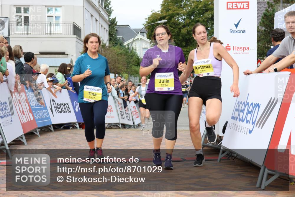 31.08.2025 - 21. Blankeneser Heldenlauf Strokosch-Dieckow http://msf.ph/oto/8701029 31.08.2025 10:31:11 Ziel 2437, 2324, 2147, 2121, 2307, 2018 meine-sportfotos.de