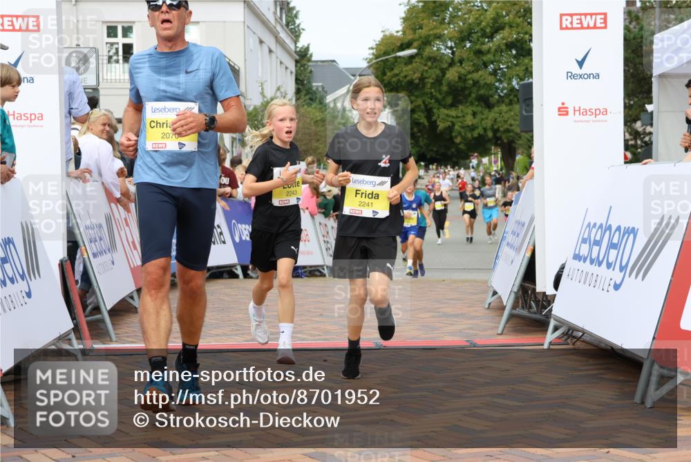 31.08.2025 - 21. Blankeneser Heldenlauf Strokosch-Dieckow http://msf.ph/oto/8701952 31.08.2025 10:25:55 Ziel 2342, 2472, 2070, 2241, 2243 meine-sportfotos.de
