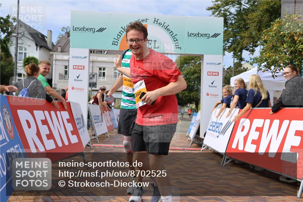 31.08.2025 - 21. Blankeneser Heldenlauf Strokosch-Dieckow http://msf.ph/oto/8702525 31.08.2025 13:32:53 Ziel 5259, 5260 meine-sportfotos.de