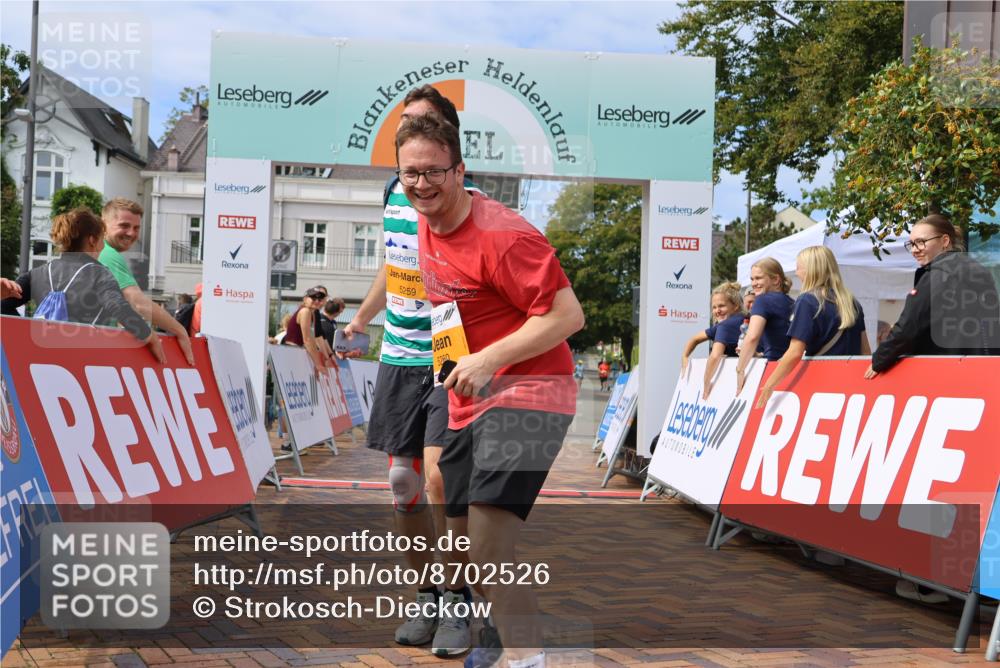 31.08.2025 - 21. Blankeneser Heldenlauf Strokosch-Dieckow http://msf.ph/oto/8702526 31.08.2025 13:32:53 Ziel 5259, 5260 meine-sportfotos.de