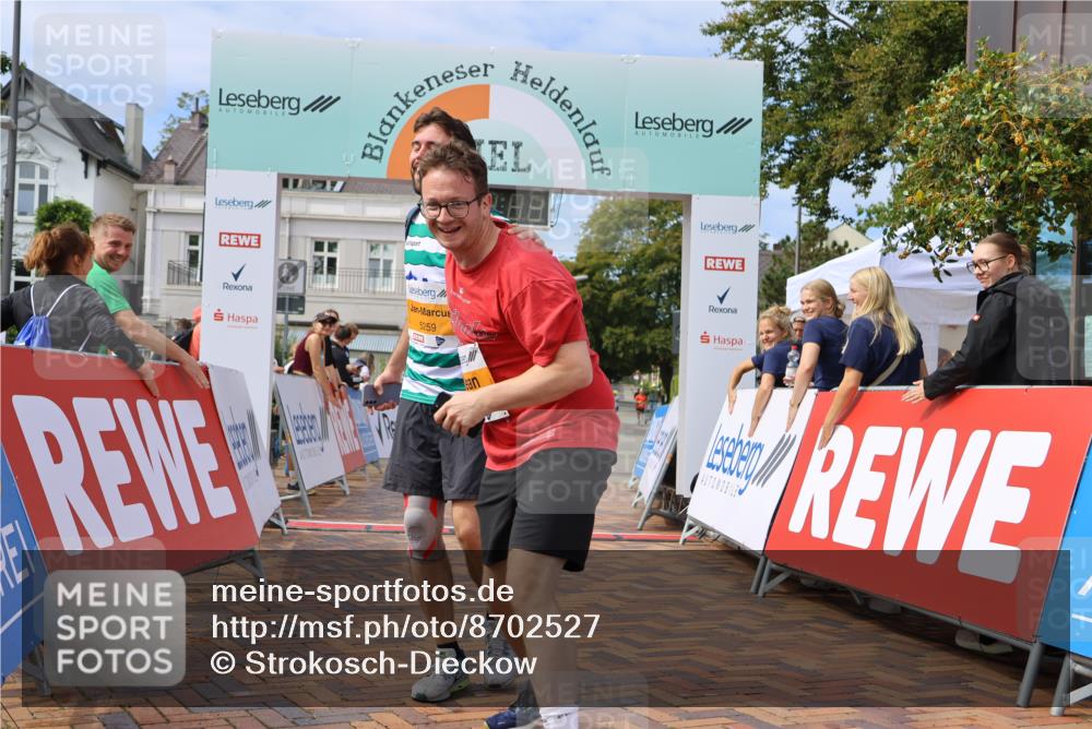 31.08.2025 - 21. Blankeneser Heldenlauf Strokosch-Dieckow http://msf.ph/oto/8702527 31.08.2025 13:32:53 Ziel 5259, 5260 meine-sportfotos.de