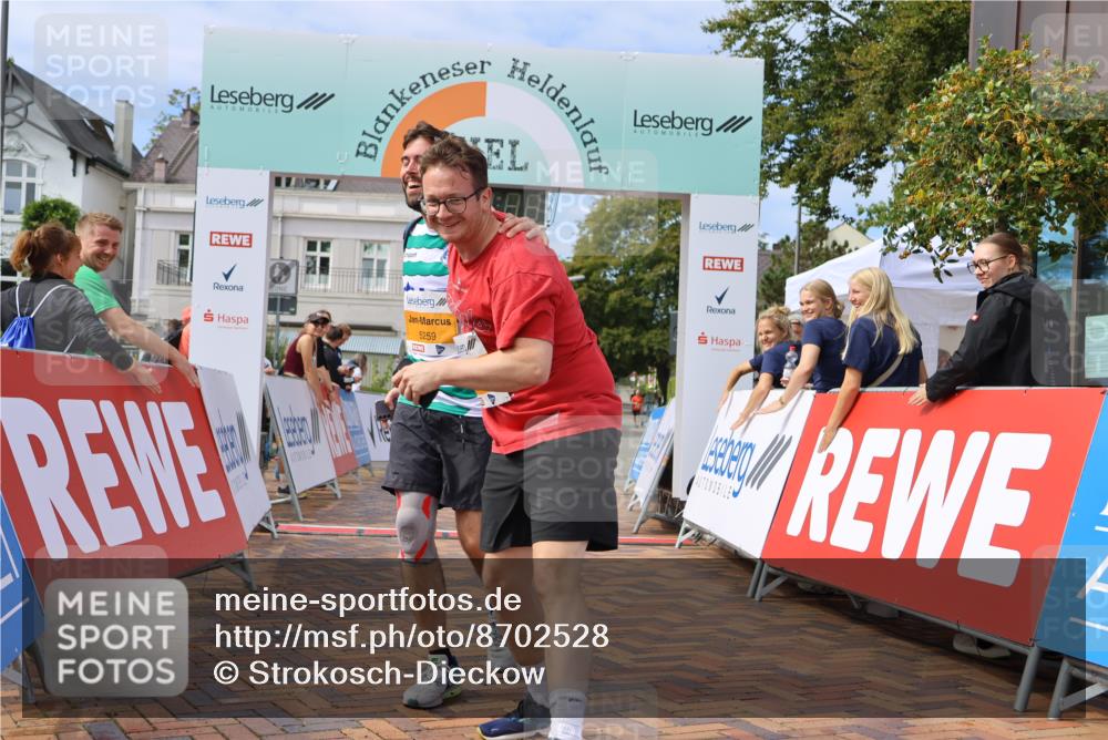 31.08.2025 - 21. Blankeneser Heldenlauf Strokosch-Dieckow http://msf.ph/oto/8702528 31.08.2025 13:32:53 Ziel 5259, 5260 meine-sportfotos.de