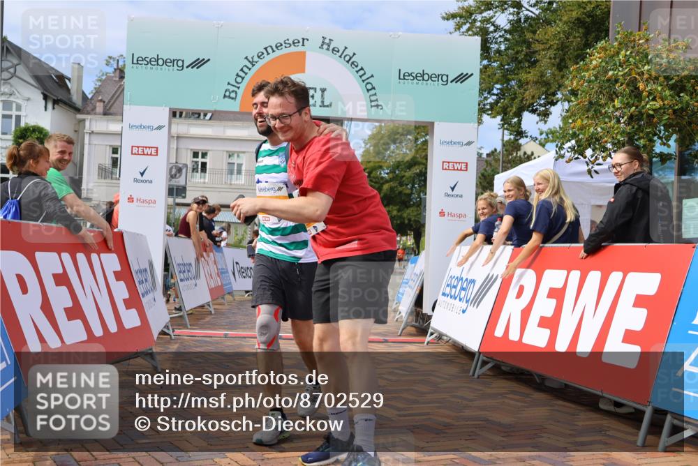 31.08.2025 - 21. Blankeneser Heldenlauf Strokosch-Dieckow http://msf.ph/oto/8702529 31.08.2025 13:32:53 Ziel 5259, 5260 meine-sportfotos.de