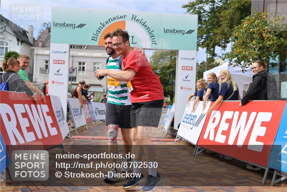 31.08.2025 - 21. Blankeneser Heldenlauf Strokosch-Dieckow http://msf.ph/oto/8702530 31.08.2025 13:32:53 Ziel 5259, 5260 meine-sportfotos.de