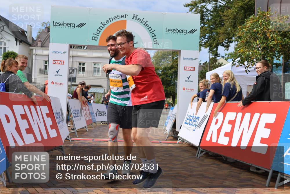 31.08.2025 - 21. Blankeneser Heldenlauf Strokosch-Dieckow http://msf.ph/oto/8702531 31.08.2025 13:32:53 Ziel 5259, 5260 meine-sportfotos.de