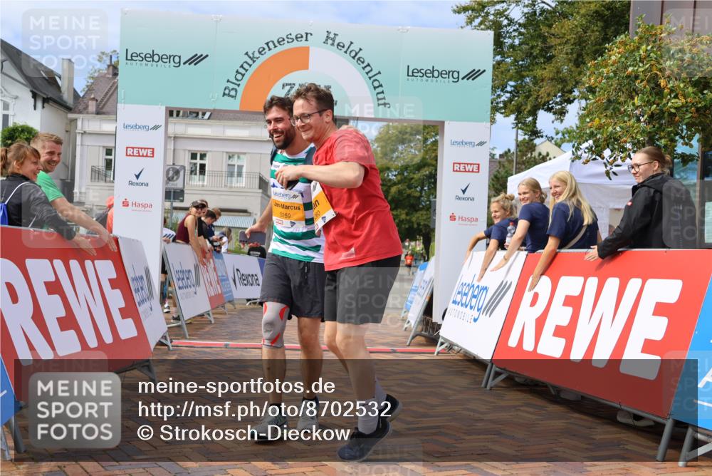 31.08.2025 - 21. Blankeneser Heldenlauf Strokosch-Dieckow http://msf.ph/oto/8702532 31.08.2025 13:32:53 Ziel 5259, 5260 meine-sportfotos.de