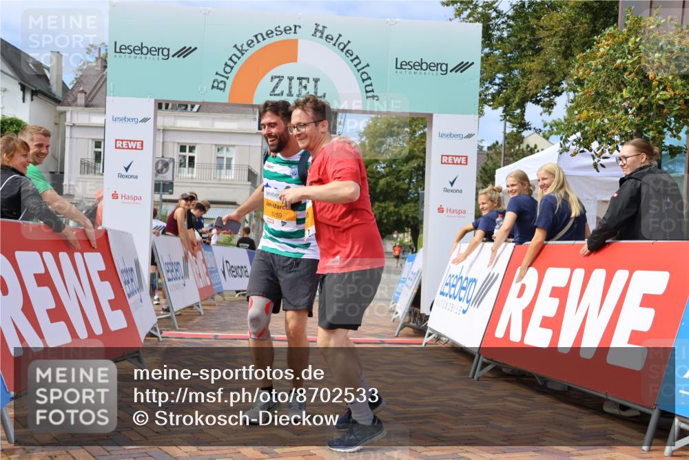 31.08.2025 - 21. Blankeneser Heldenlauf Strokosch-Dieckow http://msf.ph/oto/8702533 31.08.2025 13:32:53 Ziel 5259, 5260 meine-sportfotos.de