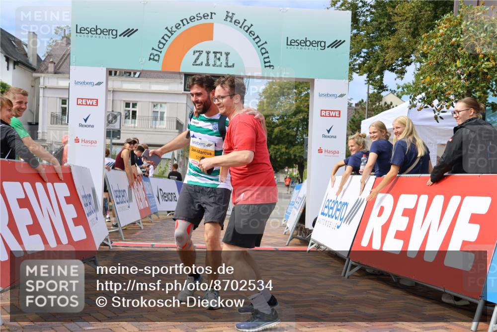 31.08.2025 - 21. Blankeneser Heldenlauf Strokosch-Dieckow http://msf.ph/oto/8702534 31.08.2025 13:32:53 Ziel 5259, 5260 meine-sportfotos.de