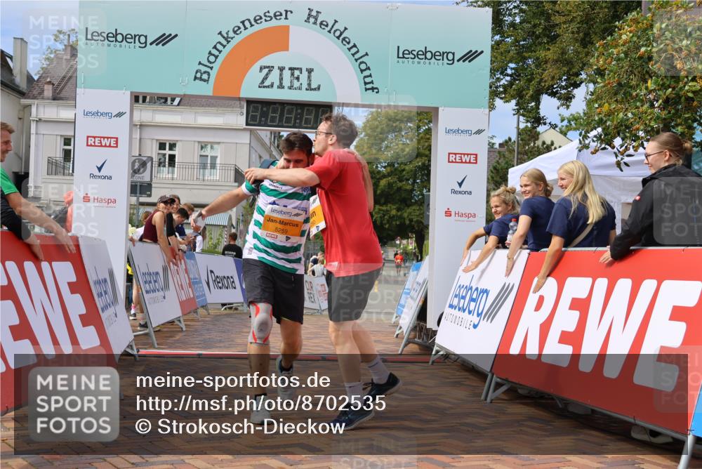 31.08.2025 - 21. Blankeneser Heldenlauf Strokosch-Dieckow http://msf.ph/oto/8702535 31.08.2025 13:32:52 Ziel 5259, 5260 meine-sportfotos.de