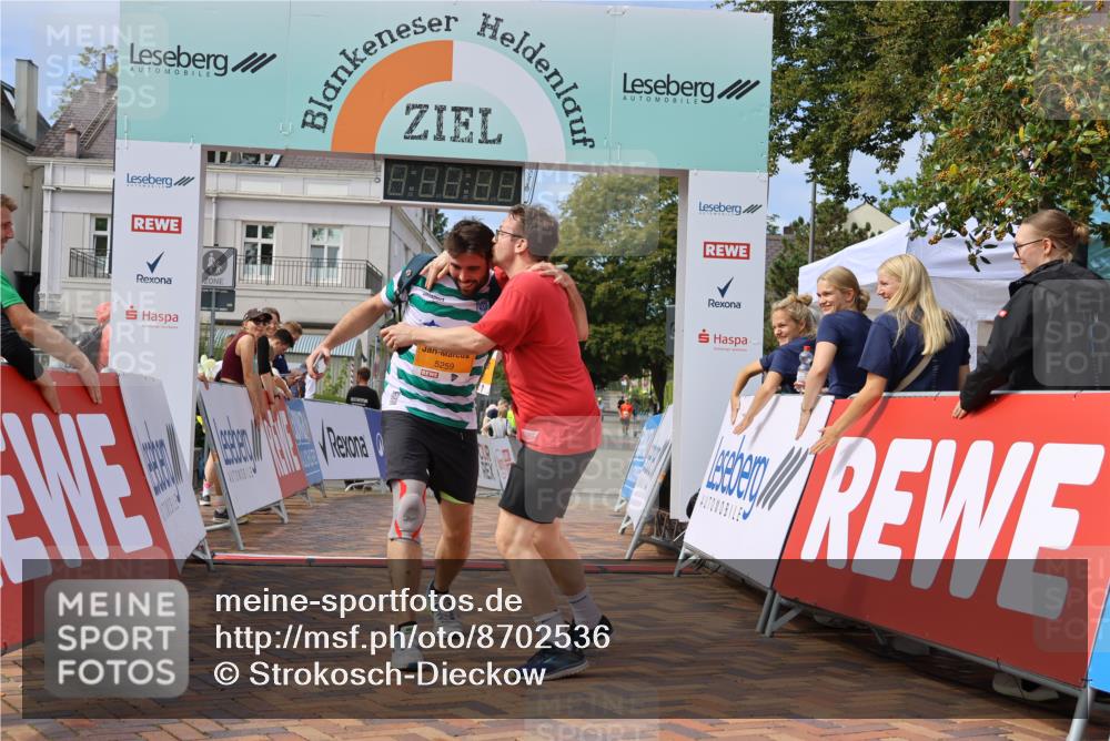 31.08.2025 - 21. Blankeneser Heldenlauf Strokosch-Dieckow http://msf.ph/oto/8702536 31.08.2025 13:32:52 Ziel 5259, 5260 meine-sportfotos.de