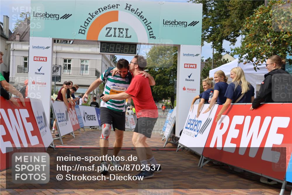31.08.2025 - 21. Blankeneser Heldenlauf Strokosch-Dieckow http://msf.ph/oto/8702537 31.08.2025 13:32:52 Ziel 5259, 5260 meine-sportfotos.de