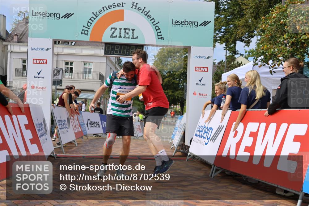 31.08.2025 - 21. Blankeneser Heldenlauf Strokosch-Dieckow http://msf.ph/oto/8702539 31.08.2025 13:32:52 Ziel 5259, 5260 meine-sportfotos.de