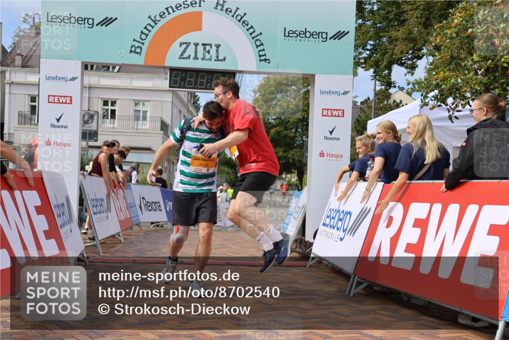 31.08.2025 - 21. Blankeneser Heldenlauf Strokosch-Dieckow http://msf.ph/oto/8702540 31.08.2025 13:32:52 Ziel 5259, 5260 meine-sportfotos.de