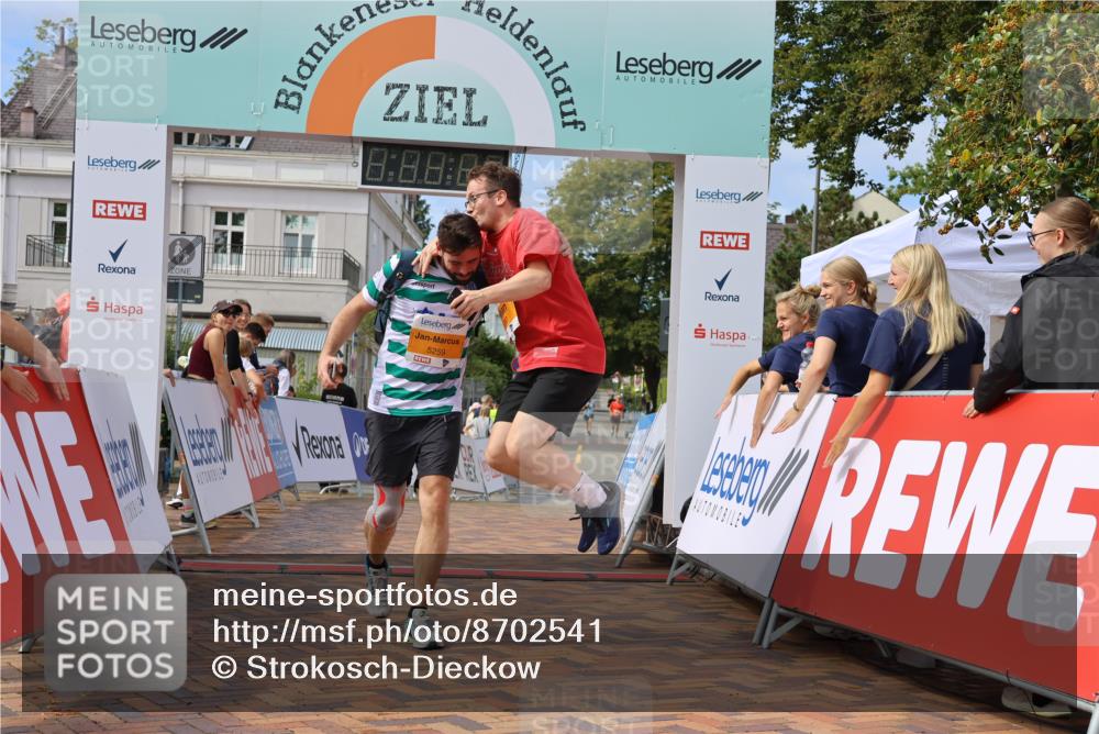 31.08.2025 - 21. Blankeneser Heldenlauf Strokosch-Dieckow http://msf.ph/oto/8702541 31.08.2025 13:32:52 Ziel 5259, 5260 meine-sportfotos.de