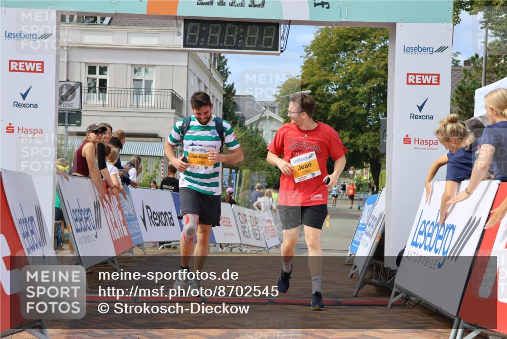31.08.2025 - 21. Blankeneser Heldenlauf Strokosch-Dieckow http://msf.ph/oto/8702545 31.08.2025 13:32:50 Ziel 5259, 5260 meine-sportfotos.de