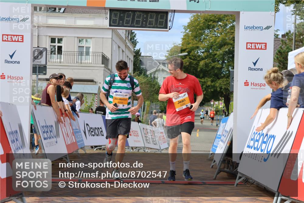 31.08.2025 - 21. Blankeneser Heldenlauf Strokosch-Dieckow http://msf.ph/oto/8702547 31.08.2025 13:32:50 Ziel 5259, 5260 meine-sportfotos.de