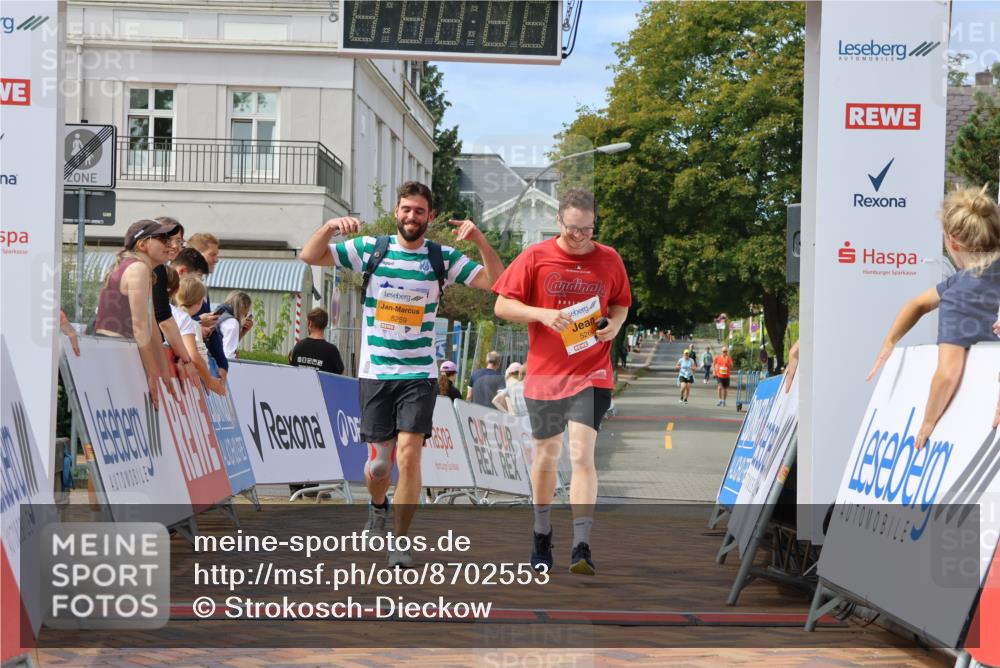 31.08.2025 - 21. Blankeneser Heldenlauf Strokosch-Dieckow http://msf.ph/oto/8702553 31.08.2025 13:32:50 Ziel 5259, 5260 meine-sportfotos.de