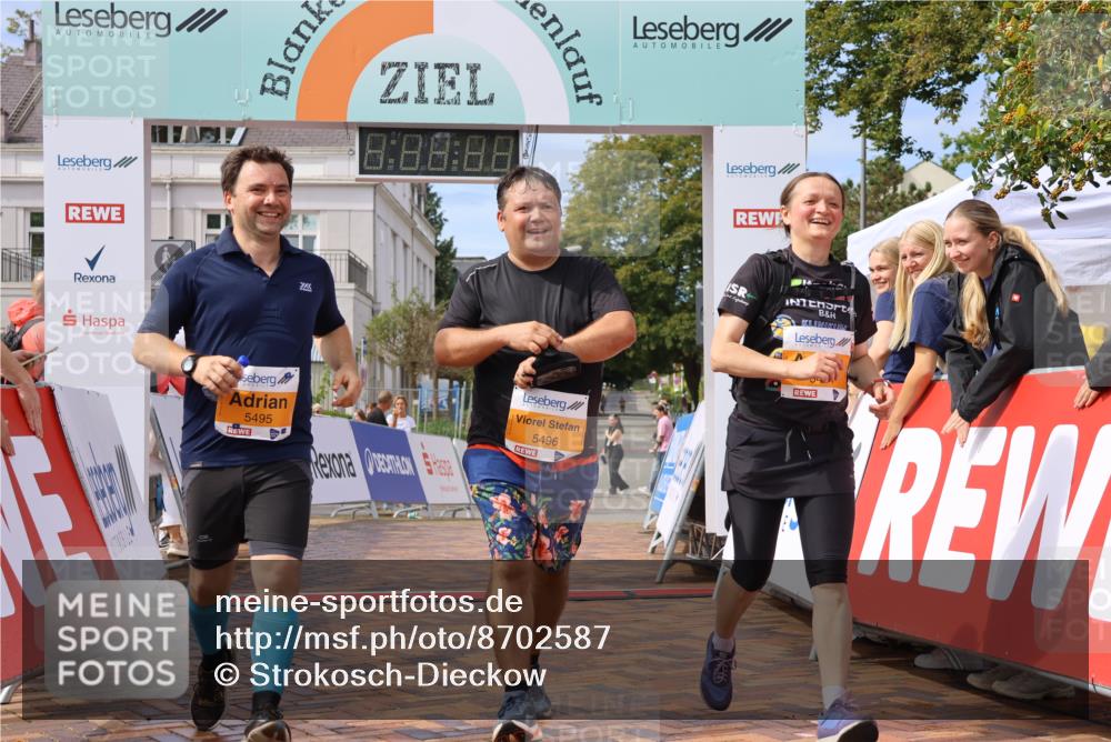 31.08.2025 - 21. Blankeneser Heldenlauf Strokosch-Dieckow http://msf.ph/oto/8702587 31.08.2025 13:29:23 Ziel 5495, 5496, 5494 meine-sportfotos.de