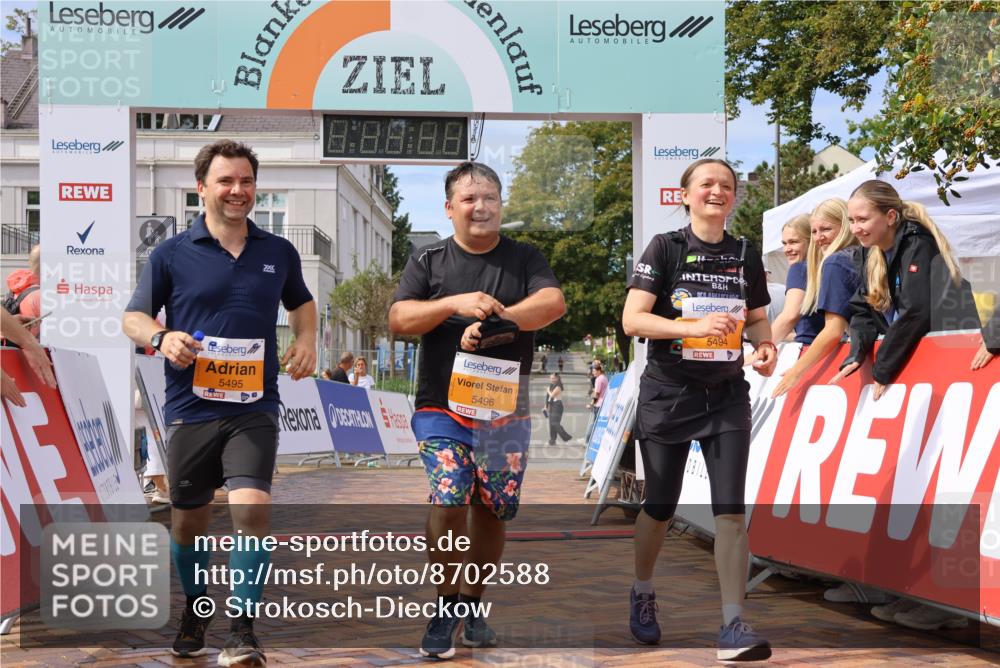 31.08.2025 - 21. Blankeneser Heldenlauf Strokosch-Dieckow http://msf.ph/oto/8702588 31.08.2025 13:29:23 Ziel 5495, 5496, 5494 meine-sportfotos.de