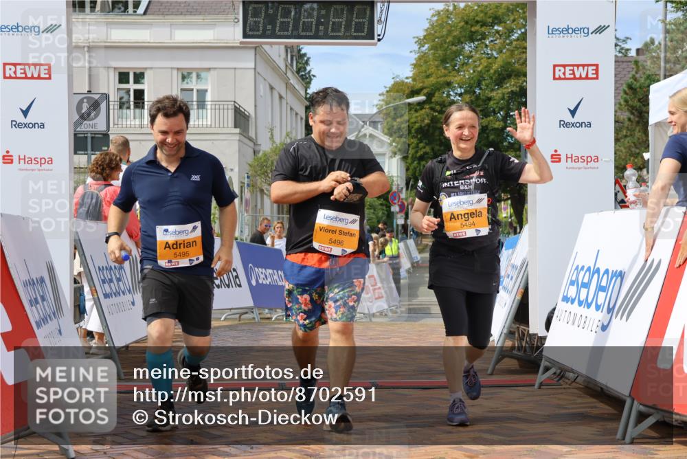 31.08.2025 - 21. Blankeneser Heldenlauf Strokosch-Dieckow http://msf.ph/oto/8702591 31.08.2025 13:29:22 Ziel 5495, 5496, 5494 meine-sportfotos.de