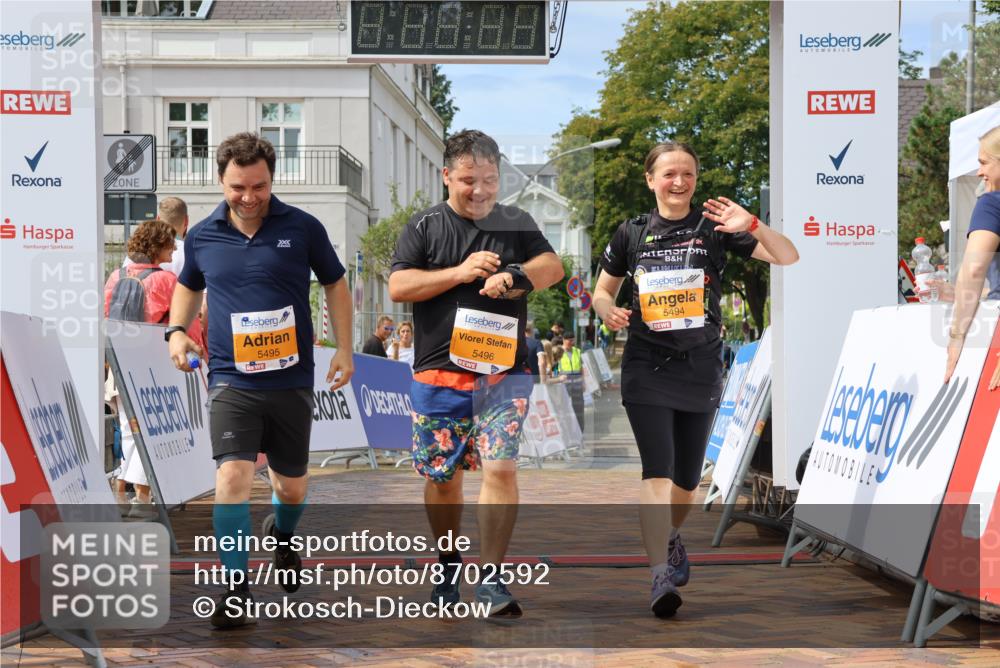 31.08.2025 - 21. Blankeneser Heldenlauf Strokosch-Dieckow http://msf.ph/oto/8702592 31.08.2025 13:29:22 Ziel 5495, 5496, 5494 meine-sportfotos.de