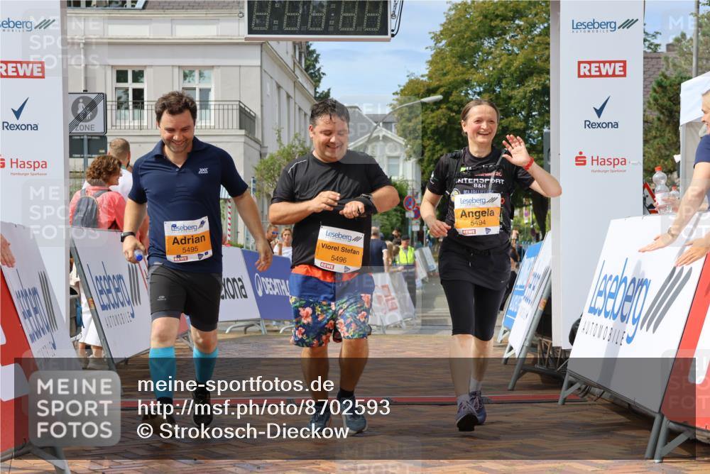 31.08.2025 - 21. Blankeneser Heldenlauf Strokosch-Dieckow http://msf.ph/oto/8702593 31.08.2025 13:29:22 Ziel 5495, 5496, 5494 meine-sportfotos.de
