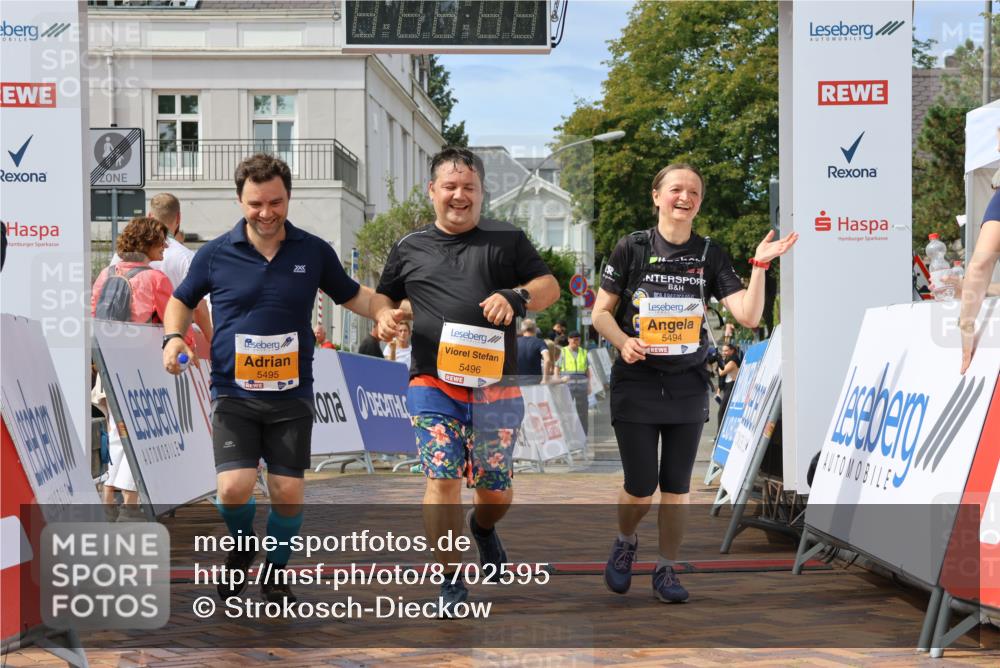 31.08.2025 - 21. Blankeneser Heldenlauf Strokosch-Dieckow http://msf.ph/oto/8702595 31.08.2025 13:29:22 Ziel 5495, 5496, 5494 meine-sportfotos.de