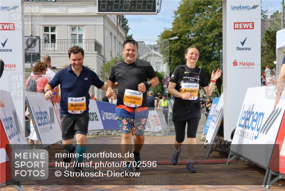31.08.2025 - 21. Blankeneser Heldenlauf Strokosch-Dieckow http://msf.ph/oto/8702596 31.08.2025 13:29:22 Ziel 5495, 5496, 5494 meine-sportfotos.de