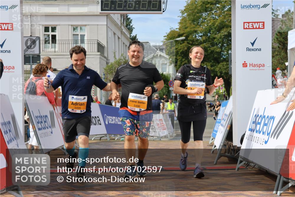 31.08.2025 - 21. Blankeneser Heldenlauf Strokosch-Dieckow http://msf.ph/oto/8702597 31.08.2025 13:29:22 Ziel 5495, 5496, 5494 meine-sportfotos.de