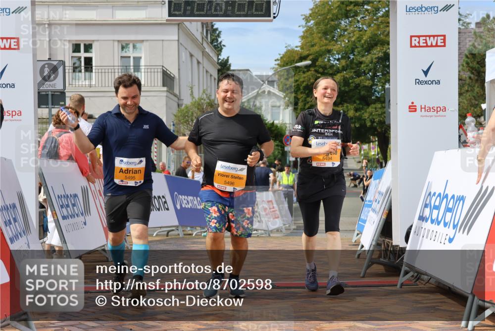 31.08.2025 - 21. Blankeneser Heldenlauf Strokosch-Dieckow http://msf.ph/oto/8702598 31.08.2025 13:29:22 Ziel 5495, 5496, 5494 meine-sportfotos.de