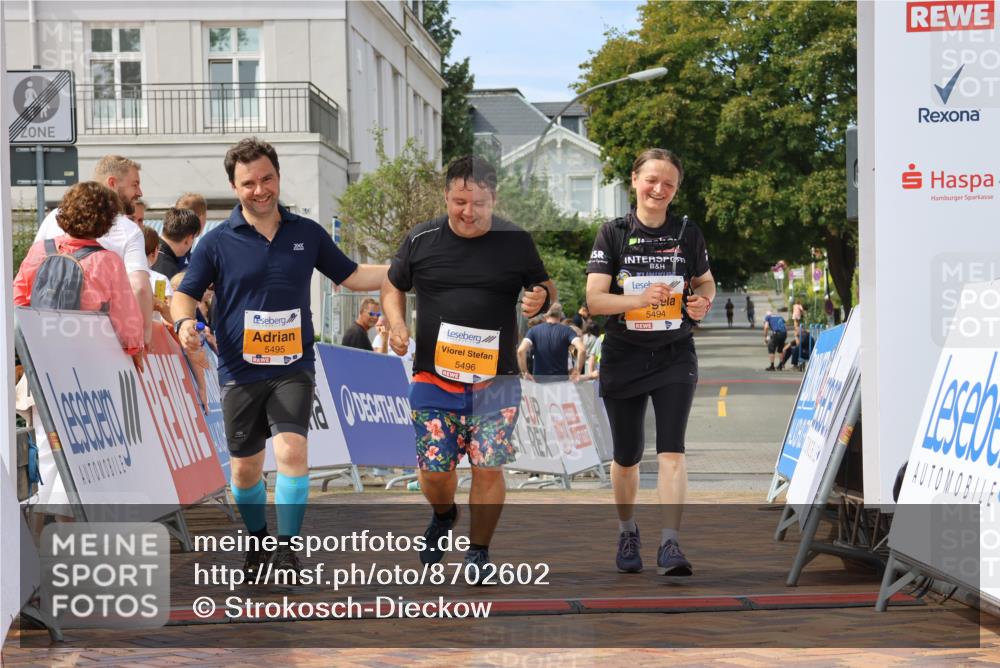 31.08.2025 - 21. Blankeneser Heldenlauf Strokosch-Dieckow http://msf.ph/oto/8702602 31.08.2025 13:29:21 Ziel 5495, 5496, 5494 meine-sportfotos.de