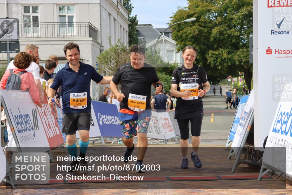 31.08.2025 - 21. Blankeneser Heldenlauf Strokosch-Dieckow http://msf.ph/oto/8702603 31.08.2025 13:29:21 Ziel 5495, 5496, 5494 meine-sportfotos.de