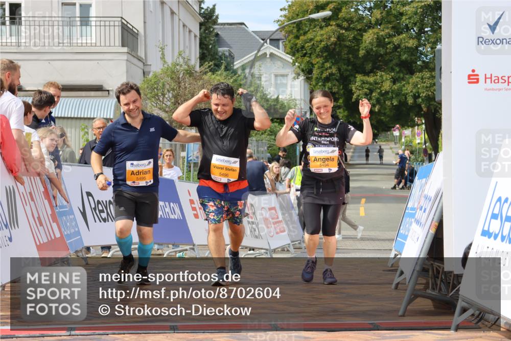 31.08.2025 - 21. Blankeneser Heldenlauf Strokosch-Dieckow http://msf.ph/oto/8702604 31.08.2025 13:29:20 Ziel 5495, 5496, 5494 meine-sportfotos.de