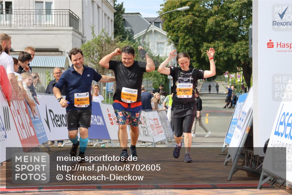 31.08.2025 - 21. Blankeneser Heldenlauf Strokosch-Dieckow http://msf.ph/oto/8702605 31.08.2025 13:29:20 Ziel 5495, 5496, 5494 meine-sportfotos.de