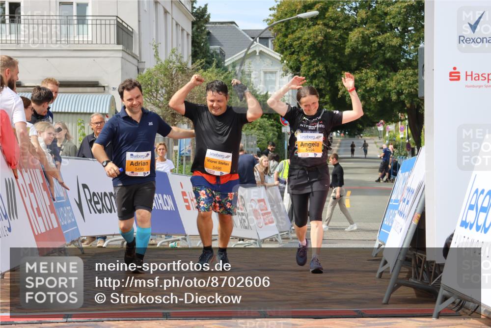31.08.2025 - 21. Blankeneser Heldenlauf Strokosch-Dieckow http://msf.ph/oto/8702606 31.08.2025 13:29:20 Ziel 5495, 5496, 5494 meine-sportfotos.de