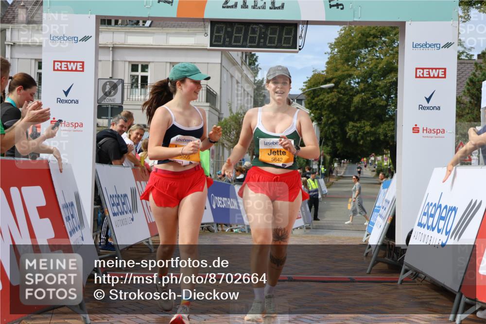 31.08.2025 - 21. Blankeneser Heldenlauf Strokosch-Dieckow http://msf.ph/oto/8702664 31.08.2025 13:25:18 Ziel 5642, 5505, 5241 meine-sportfotos.de