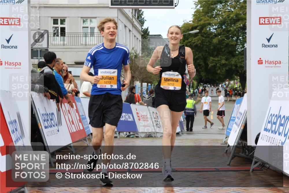 31.08.2025 - 21. Blankeneser Heldenlauf Strokosch-Dieckow http://msf.ph/oto/8702846 31.08.2025 13:17:10 Ziel 5213, 5212 meine-sportfotos.de