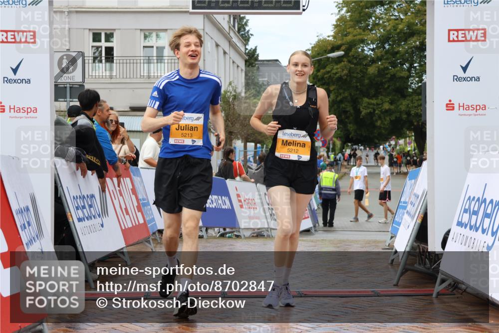 31.08.2025 - 21. Blankeneser Heldenlauf Strokosch-Dieckow http://msf.ph/oto/8702847 31.08.2025 13:17:10 Ziel 5213, 5212 meine-sportfotos.de