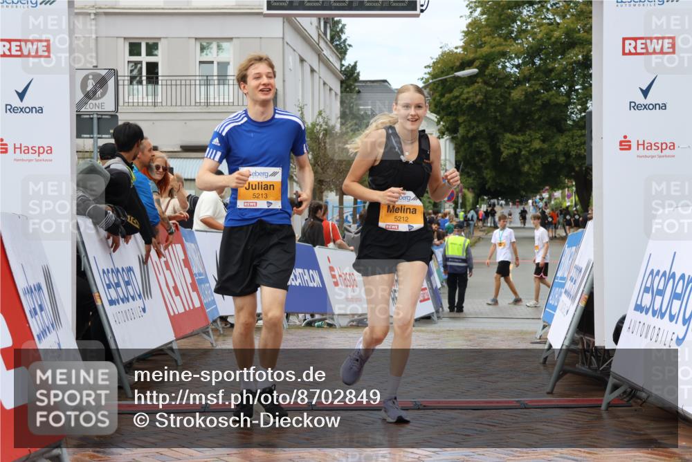 31.08.2025 - 21. Blankeneser Heldenlauf Strokosch-Dieckow http://msf.ph/oto/8702849 31.08.2025 13:17:10 Ziel 5213, 5212 meine-sportfotos.de