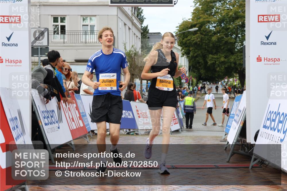 31.08.2025 - 21. Blankeneser Heldenlauf Strokosch-Dieckow http://msf.ph/oto/8702850 31.08.2025 13:17:10 Ziel 5213, 5212 meine-sportfotos.de