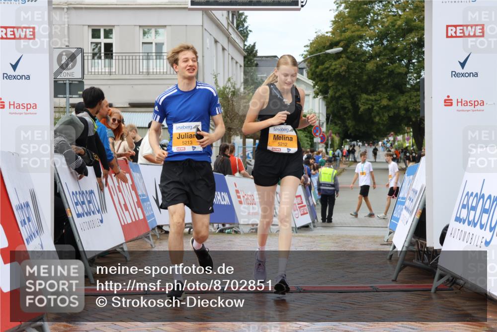 31.08.2025 - 21. Blankeneser Heldenlauf Strokosch-Dieckow http://msf.ph/oto/8702851 31.08.2025 13:17:10 Ziel 5213, 5212 meine-sportfotos.de