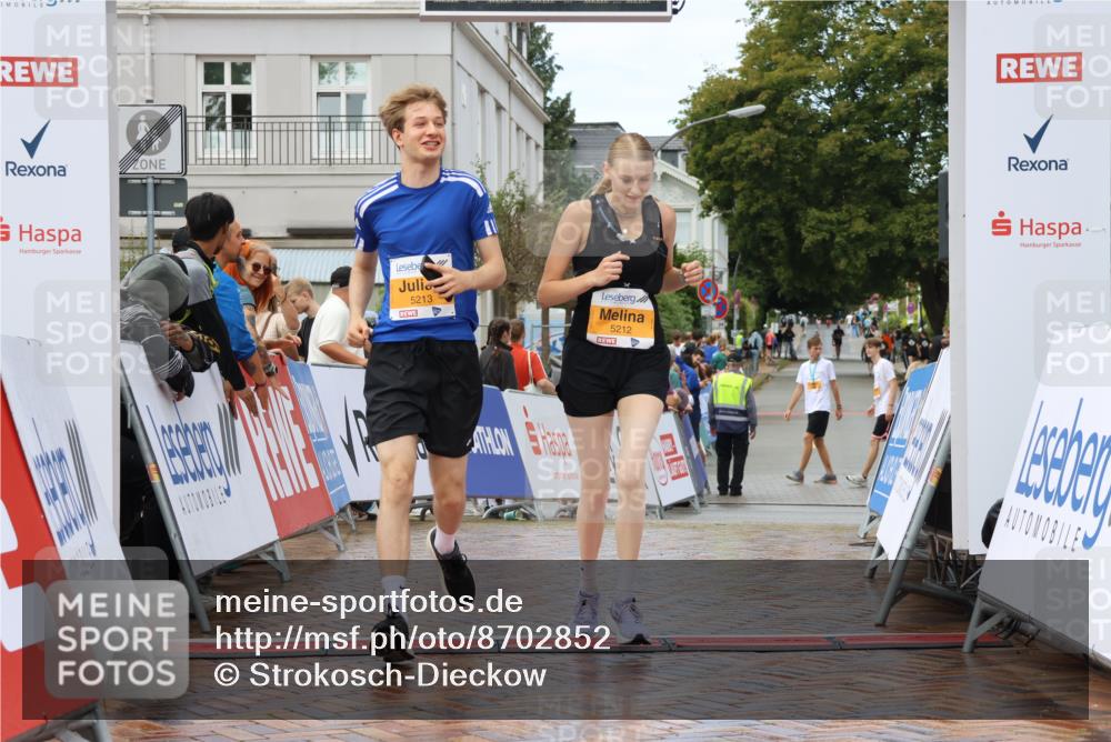 31.08.2025 - 21. Blankeneser Heldenlauf Strokosch-Dieckow http://msf.ph/oto/8702852 31.08.2025 13:17:10 Ziel 5213, 5212 meine-sportfotos.de