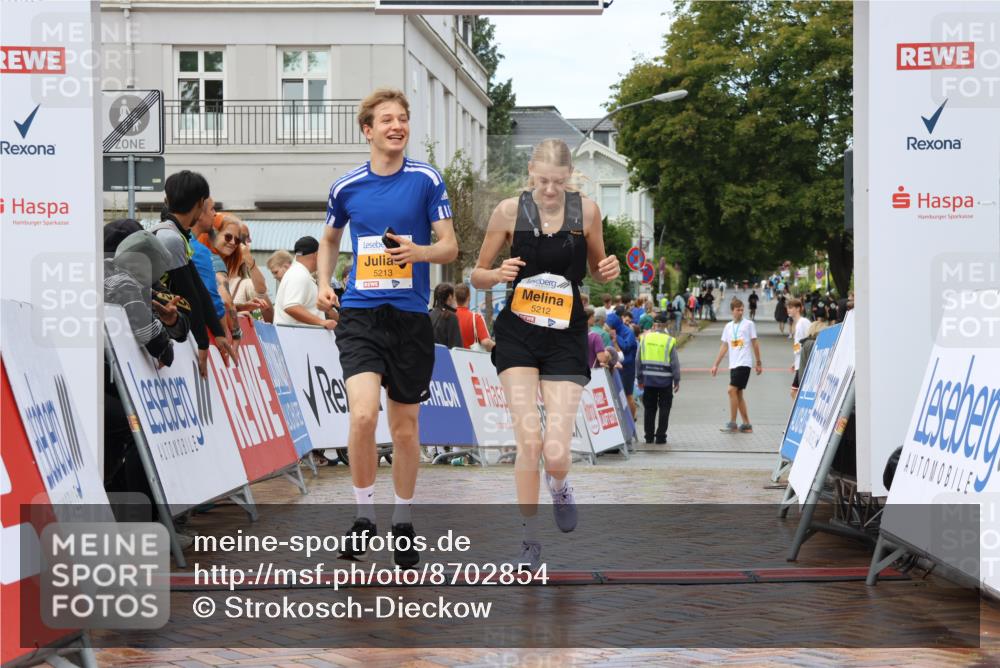 31.08.2025 - 21. Blankeneser Heldenlauf Strokosch-Dieckow http://msf.ph/oto/8702854 31.08.2025 13:17:10 Ziel 5213, 5212 meine-sportfotos.de