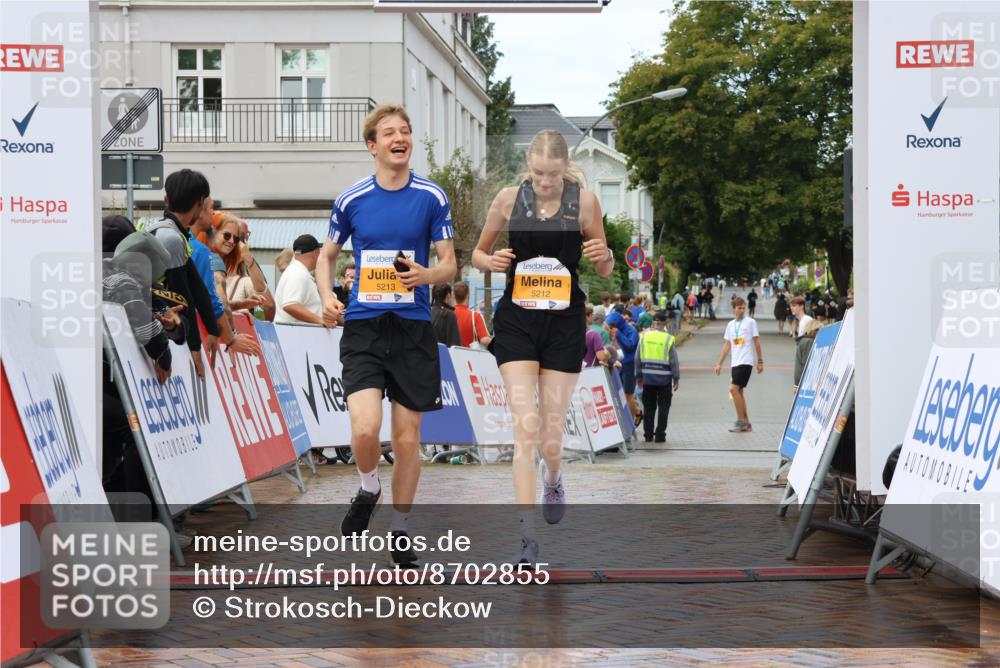 31.08.2025 - 21. Blankeneser Heldenlauf Strokosch-Dieckow http://msf.ph/oto/8702855 31.08.2025 13:17:10 Ziel 5213, 5212 meine-sportfotos.de