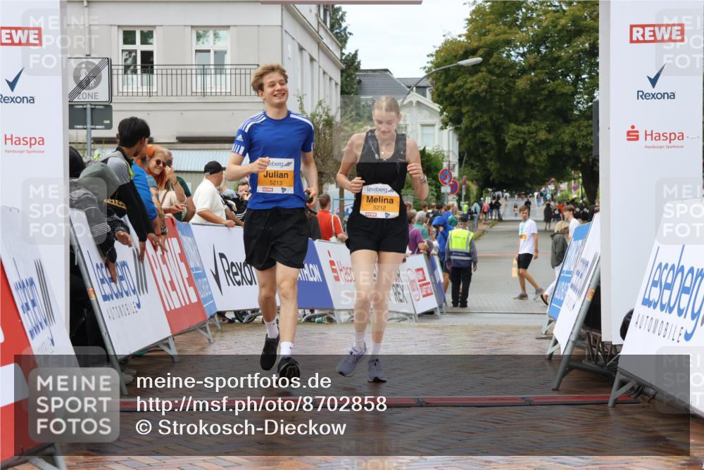 31.08.2025 - 21. Blankeneser Heldenlauf Strokosch-Dieckow http://msf.ph/oto/8702858 31.08.2025 13:17:09 Ziel 5213, 5212 meine-sportfotos.de