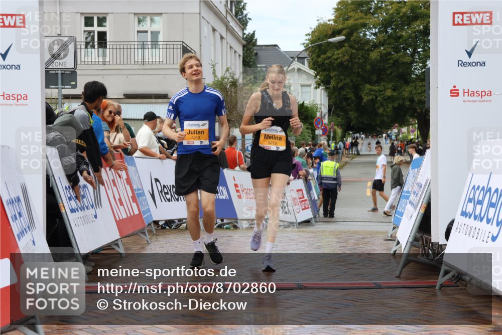 31.08.2025 - 21. Blankeneser Heldenlauf Strokosch-Dieckow http://msf.ph/oto/8702860 31.08.2025 13:17:09 Ziel 5213, 5212 meine-sportfotos.de