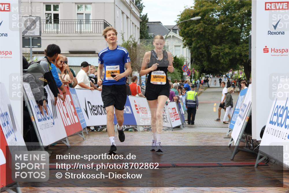 31.08.2025 - 21. Blankeneser Heldenlauf Strokosch-Dieckow http://msf.ph/oto/8702862 31.08.2025 13:17:09 Ziel 5213, 5212 meine-sportfotos.de